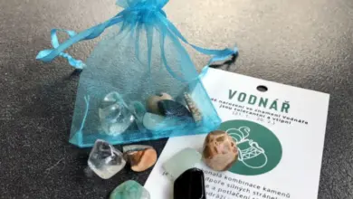 Modrý sáček se kameny pro znamení Vodnář vedle popisu vlastností.