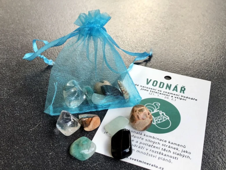 Modrý sáček se kameny pro znamení Vodnář vedle popisu vlastností.