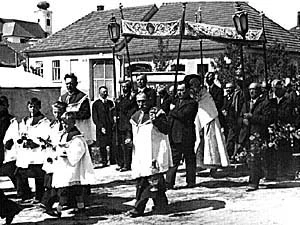 Historický průvod s svíčkami před domy