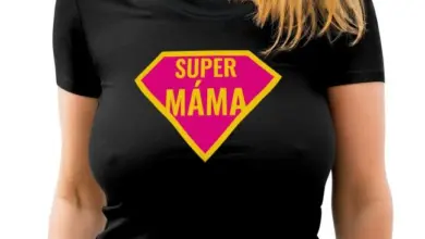 Žena v černé tričku s nápisem Super Máma.
