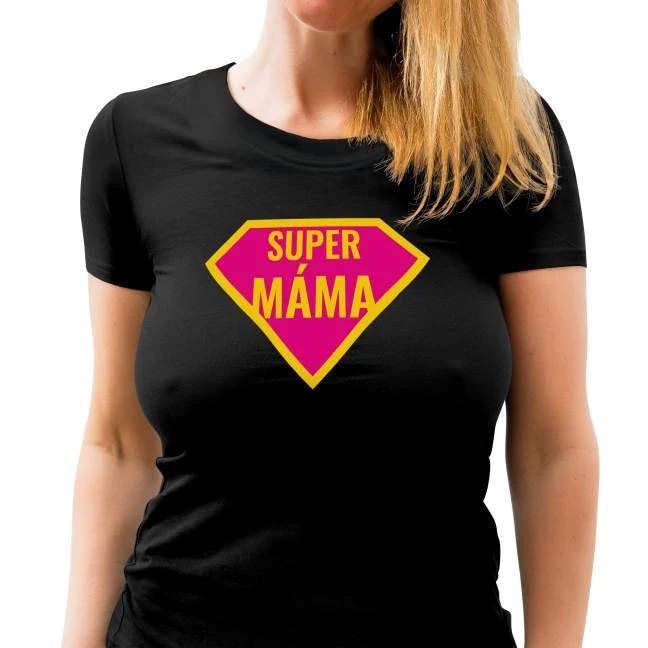 Žena v černé tričku s nápisem Super Máma.